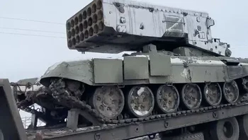Kendaraan yang mengangkut tank Rusia dengan di atasnya peluncur bom vakum saat dilihat di perbatasan Ukraina. Bom vakum itu nama lainnya adalah thermobaric yang punya kemampuan mengerikan Foto: Daily Star