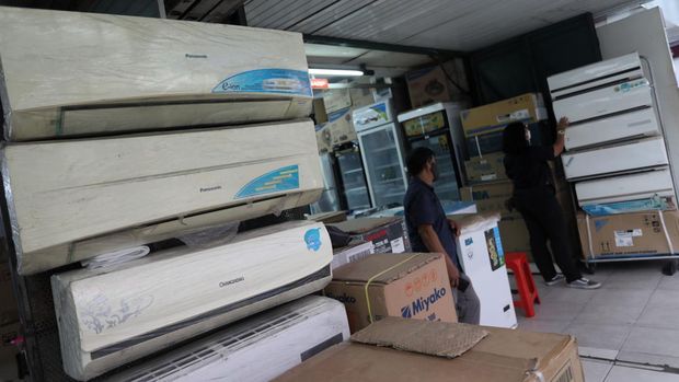 Calon pembeli melihat AC yang dijual di salah satu ruko di kawasan Glodok Jaya, Jakarta, Selasa (1/3/2022). (CNBC Indonesia/Andrean Kristianto)