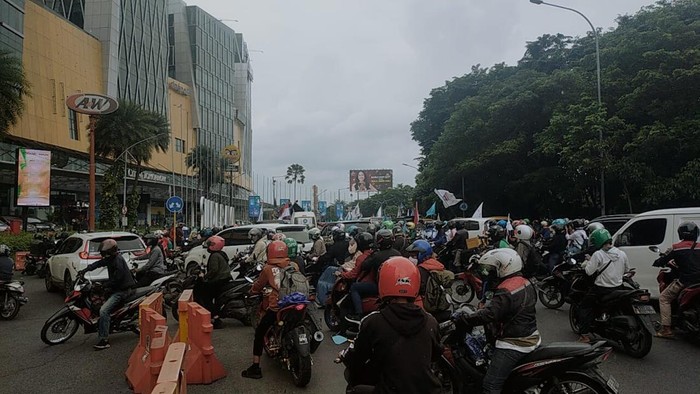 demo buruh surabaya