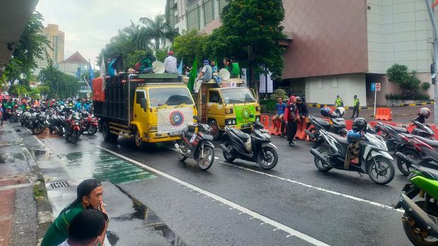 Massa demo buruh menuju Grahadi
