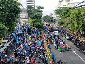 Ratusan Buruh Orasi di Depan Patung Karapan Sapi, Polisi Alihkan 4 Jalur Lalin