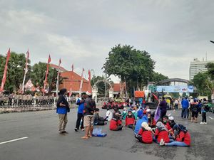Tiba di Grahadi, Ratusan Pendemo Duduk-duduk dan Dangdutan