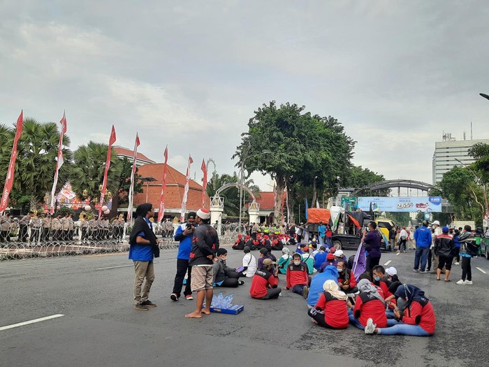 demo buruh sby