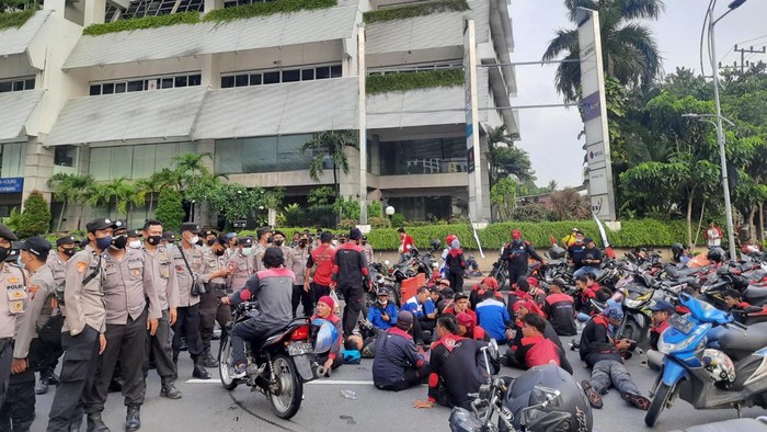 demo buruh di surabaya
