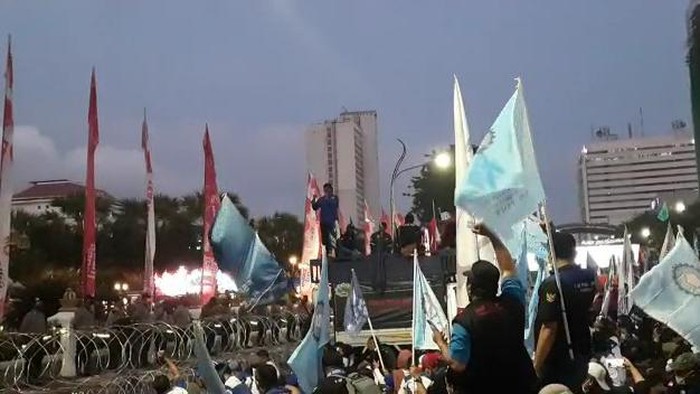 demo buruh di surabaya