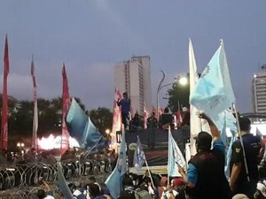 Kumandangkan Azan, Massa Buruh Duduk Bersila hingga Cari Tempat Salat