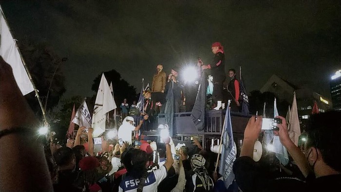demo buruh di Surabaya