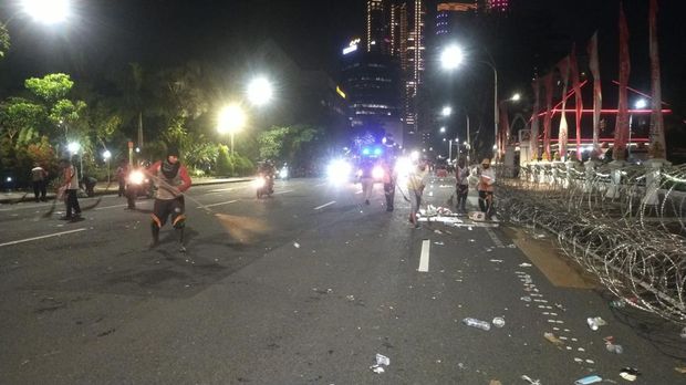 demo buruh di Surabaya