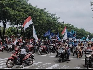 Ratusan Buruh Berdatangan di Jalur Bundaran Waru Masuk Surabaya, Lalin Macet