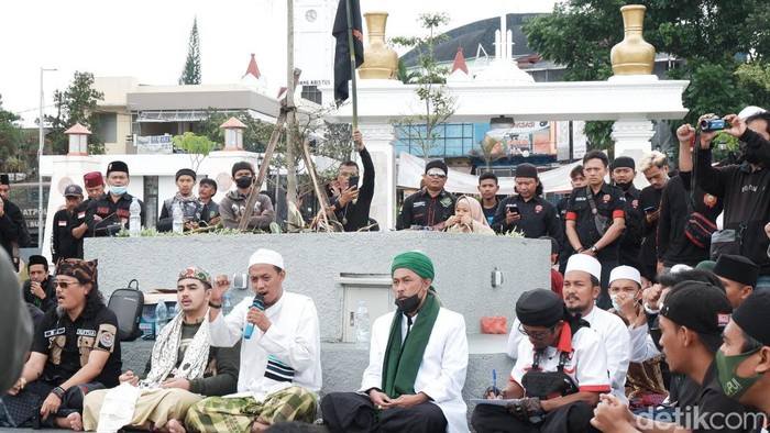 Demo minta Menag Yaqut dicopot.