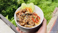 Salah satu menu sarapan dengan pemandangan alam tanah Pasundan. Perbukitan dan hawa sejuk sangat terasa, ke mana pun mata memandang.