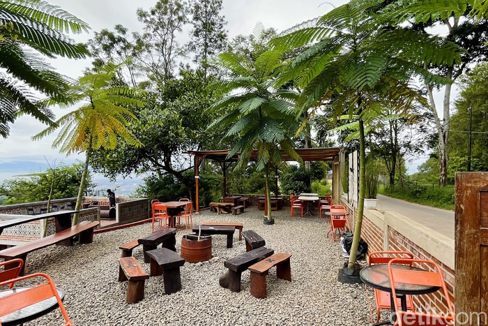 Pesepeda menikmati long weekend di kawasan Bukit Pakar, Bandung. Setelahnya, goweser bisa memilih beragam coffe shop sambil menikmati indahnya pemandangan kota kembang.