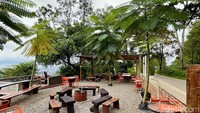 Salah satu coffee shop dengan pemandangan Kota Bandung di kawasan Bukit Pakar. Sepanjang jalan, berderet coffe shop dengan konsep alam, sangat cocok untuk menikmati kota kembang di pagi hari, seusai berkeringat sepedaan.