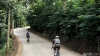 Kawasan Dago hingga Bukit Pakar menjadi salah satu rute menanjak populer di Bandung. Biasanya akan berakhir di Tebing Keraton. Kemudian beristirahat sampil ngopi atau sarapan di coffe shop maupun di warung di sepanjang jalan.
