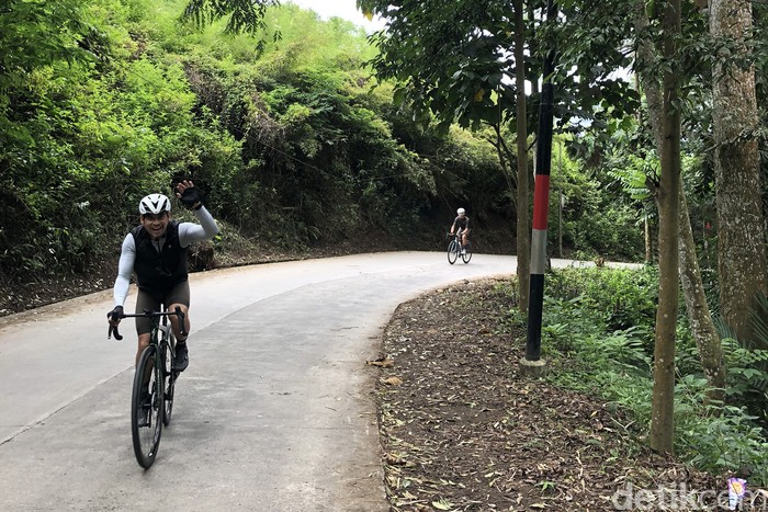 Pesepeda menikmati long weekend di kawasan Bukit Pakar, Bandung. Setelahnya, goweser bisa memilih beragam coffe shop sambil menikmati indahnya pemandangan kota kembang.