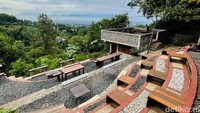 Salah satu kedai kopi di kawasan Bukit Pakar, Bandung. Datanglah pagi-pagi untuk menghirup oksigen maksimal di tempat ini.