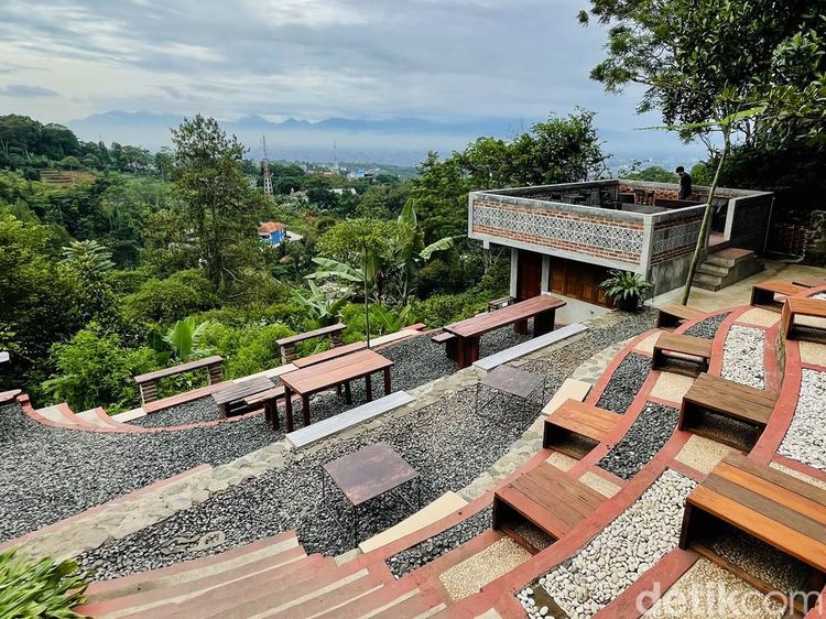 Di Bukit Pakar Bandung, Berkeringat Dahulu, Ngopi-ngopi Kemudian