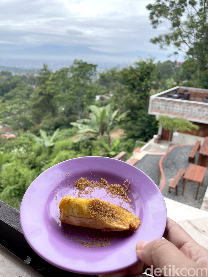 Di Bukit Pakar Bandung, Berkeringat Dahulu, Ngopi-ngopi Kemudian Pesepeda menikmati long weekend di kawasan Bukit Pakar, Bandung. Setelahnya, goweser bisa memilih beragam coffe shop sambil menikmati indahnya pemandangan kota kembang.