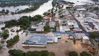 Banjir juga merendam kawasan Maryborough, Australia. Berdasarkan foto dari udara, tampak bangunan dan rumah-rumah warga terendam banjir, Selasa (1/3/2022). (Servicios de Bomberos y Emergencias de Queensland vía AP).  