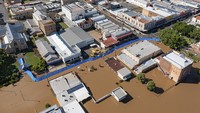 Puluhan ribu warga diperintahkan untuk mengungsi dari rumah mereka dan banyak warga lainnya yang telah diberitahu untuk bersiap mengungsi karena bagian dari pantai tenggara Australia akan terendam banjir. (Queensland Fire and Emergency Services via AP).