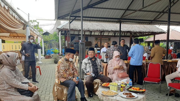 Eks Wali Kota Kendari Asrun disambut seluruh kerabat dan simpatisan di kediamannya Jalan Syech Yusuf, Korumba, Mandonga, Kendari, Sultra.