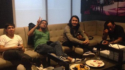 Keakraban Ello, Vokalis Dewa 19 Baru saat Nongkrong Bareng Para Musisi