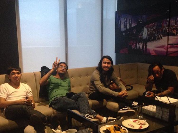 Keakraban Ello, Vokalis Dewa 19 Baru saat Nongkrong Bareng Para Musisi