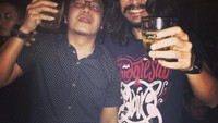 Salah satunya dengan musisi legendaris Ari Lasso. Bahkan Ello pernah menghabiskan waktu bersama dengan pelantun Hampa tersebut sambil nongkrong. Foto: Instagram @marcello_tahitoe