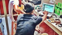 Saking cintanya dengan musik, Ello sampai membahas tentang rekaman lagunya di dapur. Terlihat ia sedang memainkan gitar di depan kompor dan panci. Foto: Instagram @marcello_tahitoe