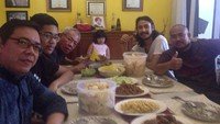 Meski populer jadi musisi hebat, Ello merupakan sosok pria yang dekat dengan keluarganya. Beginilah keakraban Ello dengan keluarga saat makan bersama. Foto: Instagram @marcello_tahitoe