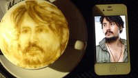 Pesan latte di sebuah kafe, Ello dikejutkan dengan penampilan latte art-nya yang dihias dengan gambar wajahnya. Tampilannya bikin sayang diminum. Foto: Instagram @marcello_tahitoe