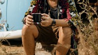 Pose candidnya saat memegang segelas kopi ini membuat netizen terkesima. Gayanya keren dengan memakai baju tenun khas Lombok. Foto: Instagram @marcello_tahitoe