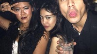 Kabar tersebut disampaikan melalui unggahan di Instagram pribadinya. Tentu ini jadi kabar bahagia untuknya, sebab ia sangat mengidolakan Dewa 19 sejak kecil. Foto: Instagram @marcello_tahitoe