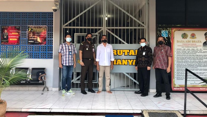 Foto: Pria di Bali diamankan gegara palsukan mikol. (Dok. Kejati Bali)
