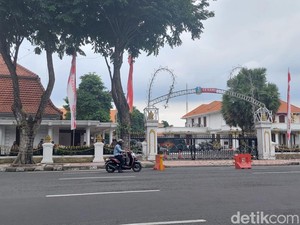 Sambut Demo Buruh, Grahadi Dipasang Kawat Berduri