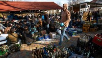 Mereka membuat bom molotov menggunakan butiran styrofoam kemudian dimasukkan ke dalam botol kaca beserta cairan yang mudah terbakar.