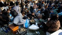 Penduduk setempat menyiapkan bom molotov untuk mempertahankan kota, setelah Rusia melancarkan operasi militer besar-besaran terhadap Ukraina, di Uzhhorod. (REUTERS/Serhii Hudak)