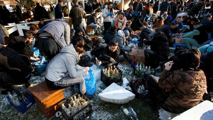 Gotong Royong Warga Ukraina Bikin Bom Molotov hingga Rintangan Anti-Tank Rusia Local residents prepare Molotov cocktails to defend the city, after Russia launched a massive military operation against Ukraine, in Uzhhorod, Ukraine February 27, 2022. REUTERS/Serhii Hudak TPX IMAGES OF THE DAY