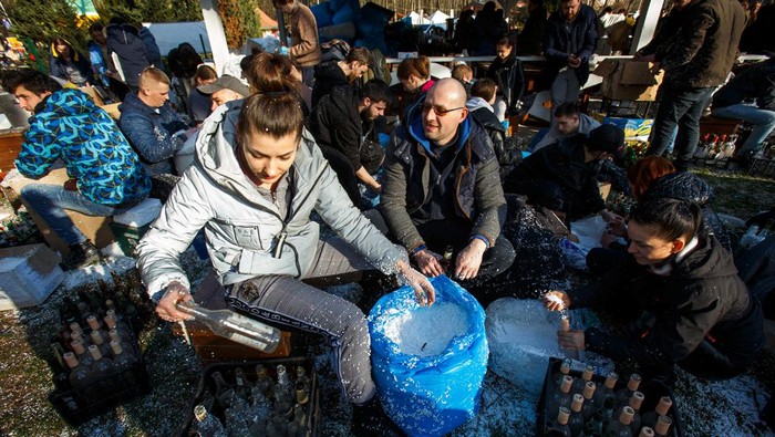 Gotong Royong Warga Ukraina Bikin Bom Molotov hingga Rintangan Anti-Tank Rusia Local residents prepare Molotov cocktails to defend the city, after Russia launched a massive military operation against Ukraine, in Uzhhorod, Ukraine February 27, 2022. REUTERS/Serhii Hudak