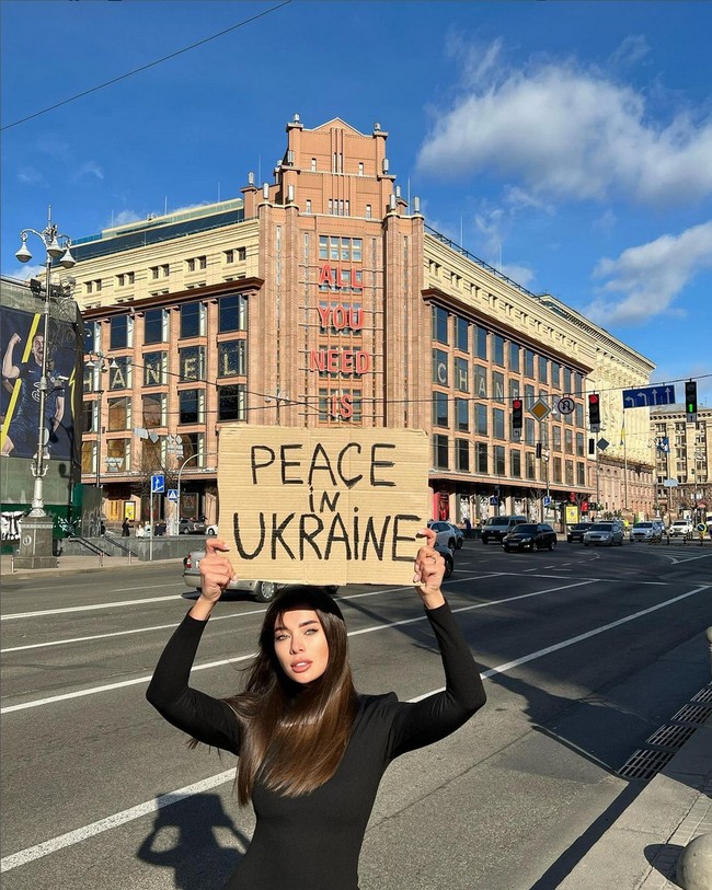 “Damai di Ukraina. #AllweneedIs perdamaian dan respek untuk kedaulatan Ukraina,” tulisnya pada caption foto. Foto: Instagram/@neplyah