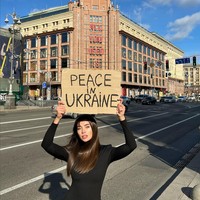 “Damai di Ukraina. #AllweneedIs perdamaian dan respek untuk kedaulatan Ukraina,” tulisnya pada caption foto. Foto: Instagram/@neplyah