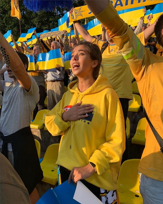 Miss Universe Ukraina 2021 ini juga mengungkapkan pengalamannya mendengar suara tembakan di pagi hari lewat Instagram. Peristiwa itu membuatnya tak menyangka harus menuliskan, ‘Perang sudah dimulai’ kepada orang-orang terdekatnya pada zaman di mana banyak persoalan sebenarnya bisa diselesaikan dengan jalan diplomasi. Foto: Instagram/@neplyah