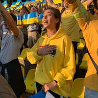 Miss Universe Ukraina 2021 ini juga mengungkapkan pengalamannya mendengar suara tembakan di pagi hari lewat Instagram. Peristiwa itu membuatnya tak menyangka harus menuliskan, ‘Perang sudah dimulai’ kepada orang-orang terdekatnya pada zaman di mana banyak persoalan sebenarnya bisa diselesaikan dengan jalan diplomasi. Foto: Instagram/@neplyah