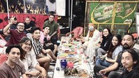 Menemani sang suami, Inara bahkan hadir dalam perkumpulan sahabat Virgoun. Kenakan pakaian yang ebih santai,Inara beramai-ramai terlihat menikmati menyantap makanan kaki lima. Foto: Instagram/mommy_starla