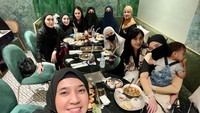 Inara juga beberapa kali tampak hadir dalam pertemuan bersama sahabat wanitanya. Ada Dhini Aminarti, Shandy Purnamasari dan masih banyak sahabat-sahabat tercintanya yang datang untuk makan bersama. Foto: Instagram/mommy_starla