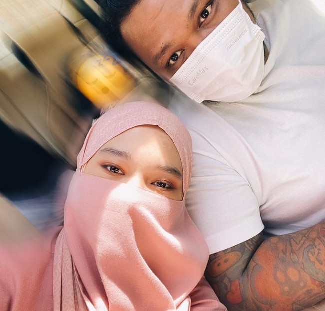 Kehidupan rumah tangga eks vokalis Last Child, Virgoun dan istrinya, Inara Rusli masih menjadi perbincangan hangat. Sebelumnya, melalui akun Instagram pribadinya Inara secara terang-terangan mengungkap perselingkuhan suaminya itu ke publik. Foto: Instagram/mommy_starla
