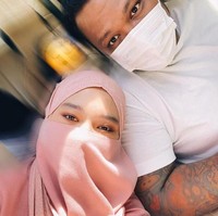 Kehidupan rumah tangga eks vokalis Last Child, Virgoun dan istrinya, Inara Rusli masih menjadi perbincangan hangat. Sebelumnya, melalui akun Instagram pribadinya Inara secara terang-terangan mengungkap perselingkuhan suaminya itu ke publik. Foto: Instagram/mommy_starla