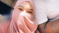 Nama istri dari penyanyi Virgoun tengah mencuat. Hal ini diawali dari kasus tersebarnya foto Inara, istri Virgoun, ketika tidak mengenakan hijab. Foto: Instagram/mommy_starla