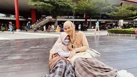 Dirinya yang sudah menutup aurat bahkan dengan cadar tidak terima atas perlakuan tersebut. Asisten rumah tangganya yang menjadi pelaku penyebaran foto kemudian dilaporkan ke pihak berwajib. Foto: Instagram/mommy_starla