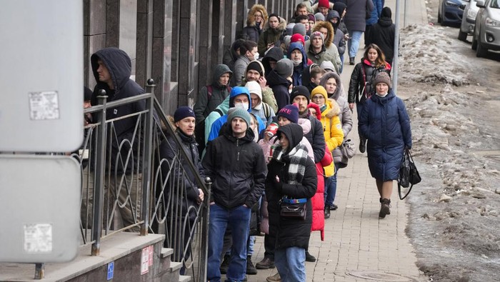Ini yang Bikin Warga Rusia Panik Serbu ATM-Bank Buat Tarik Uang Dampak sanksi ekonomi terhadap Rusia imbas invasi ke Ukraina mulai terasa. Warga Rusia ramai-ramai datangi ATM hingga bank untuk tarik uang sebanyak-banyaknya.